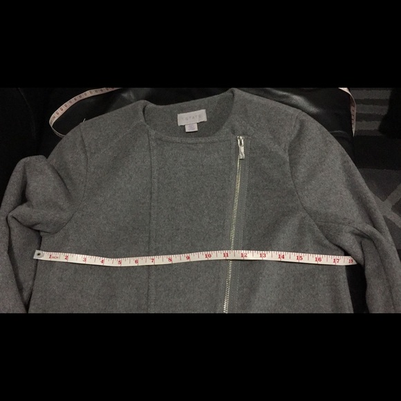 Lightly worn wool jacket. Excellent condition. - Picture 9 of 10